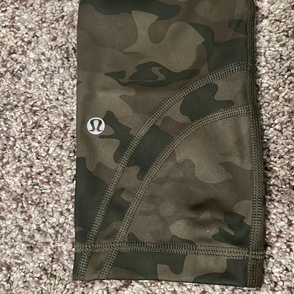 Lululemon Cropped Camouflage Like New Mid Rise Leggings - Picture 5 of 10